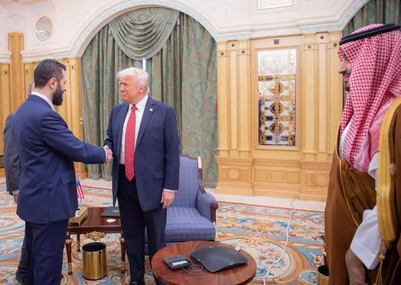 ٣