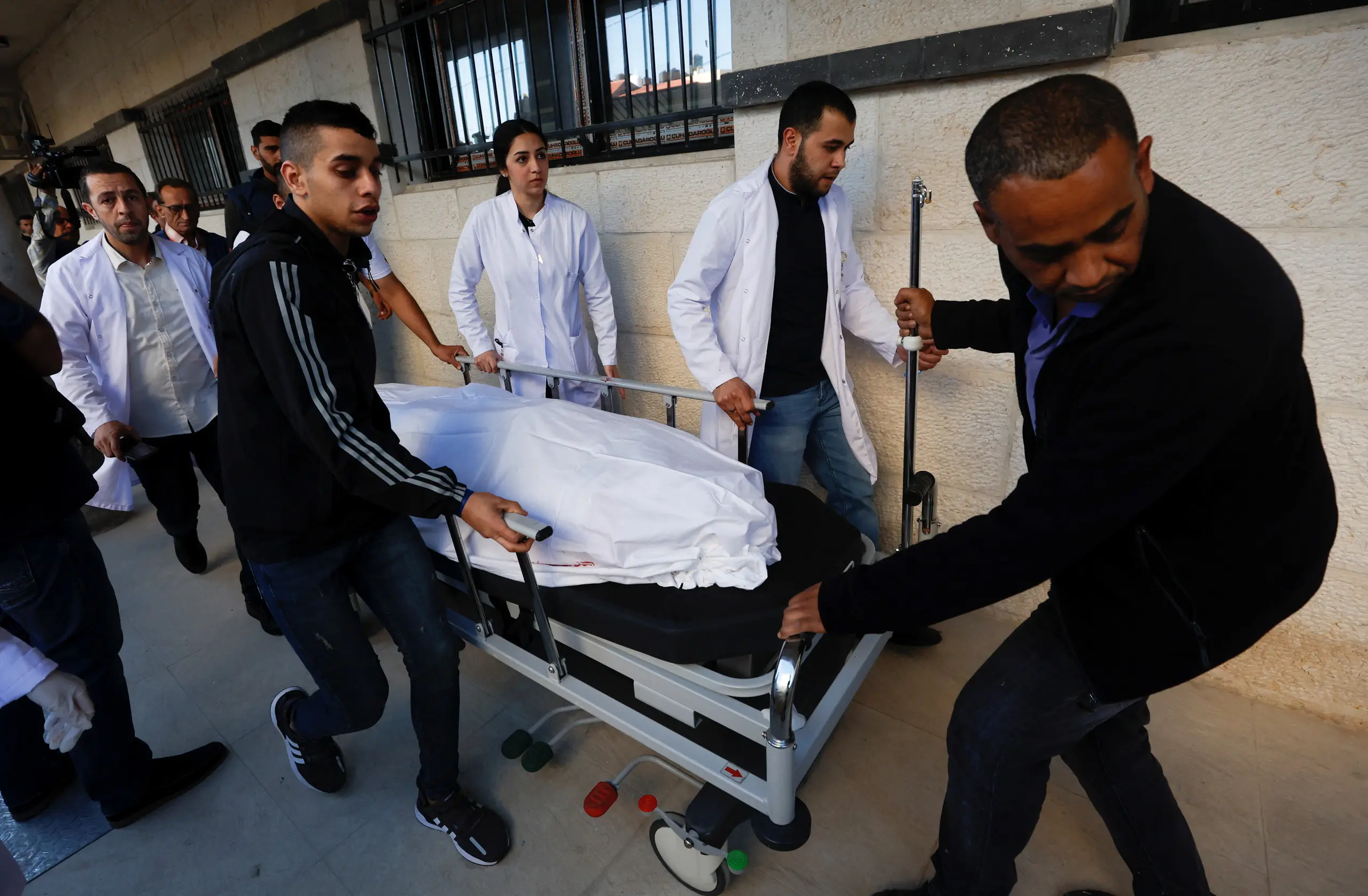بالصور- مقتل مراسلة "الجزيرة" بنيران الشرطة الإسرائيلية في جنين