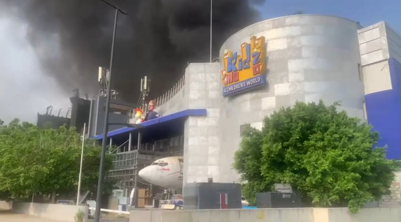 بالصورة والفيديو- حريق هائل في مبنى KidzMondo عند الواجهة البحريّة في بيروت!